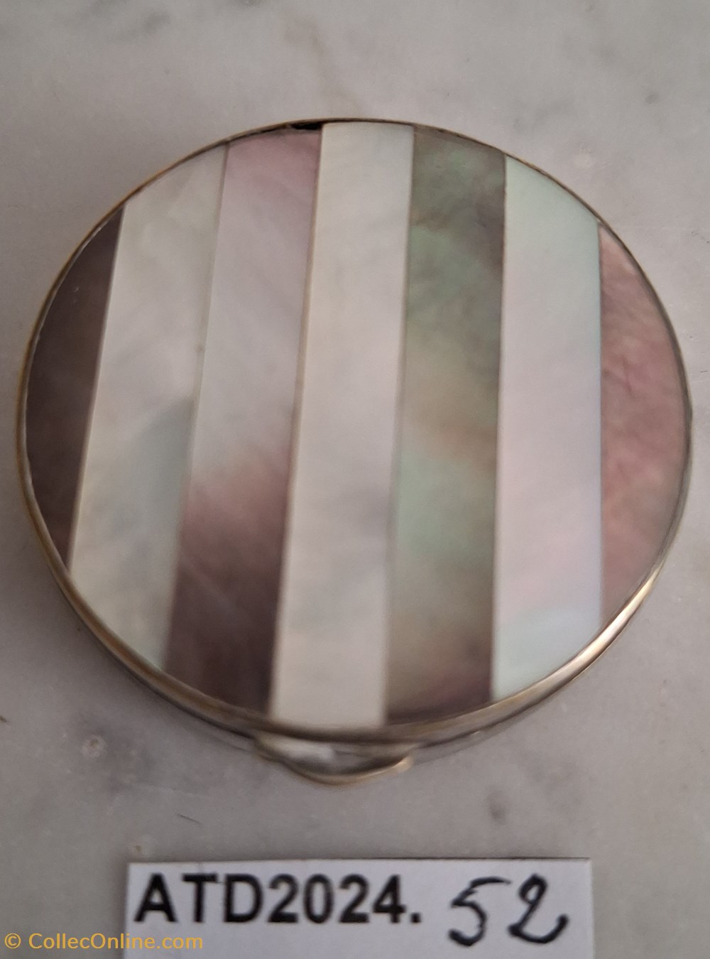 ATD2024.52 Petit poudrier circulaire en argent et nacre parfums beaute poudriers atd2024 52 petit poudrier circulaire en argent et nacre