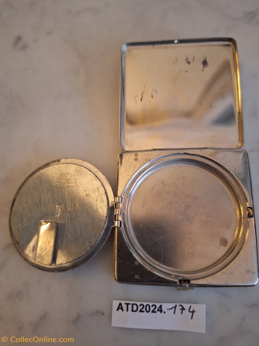 parfums beaute poudriers atd2024 174 poudrier carre art deco argent et bleu zenette collins