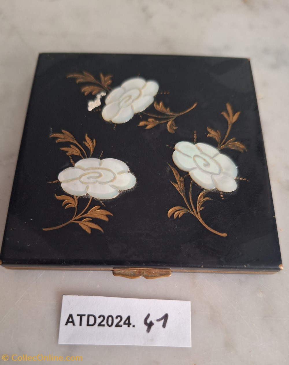 ATD2024.41 Poudrier carré noir aux trois fleurs de nacre parfums beaute poudriers atd2024 41 poudrier carre noir aux trois fleurs de nacre