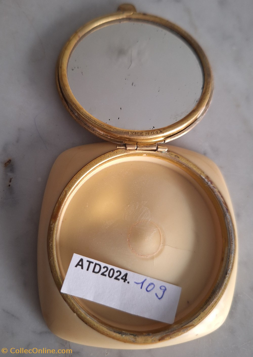 parfums beaute poudriers atd2024 109 poudrier americain au semis de fleurs dore