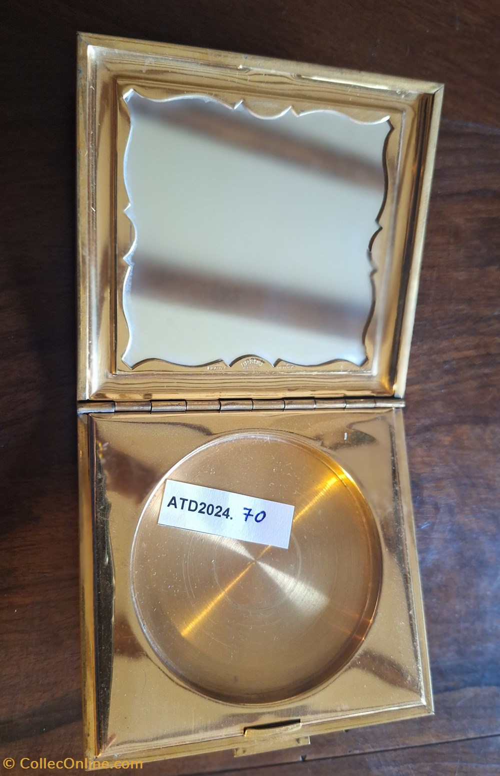 ATD2024.70 Poudrier Brelet Frères carré et doré avec cartouche 2 parfums beaute poudriers atd2024 70 poudrier brelet freres carre et dore avec cartouche