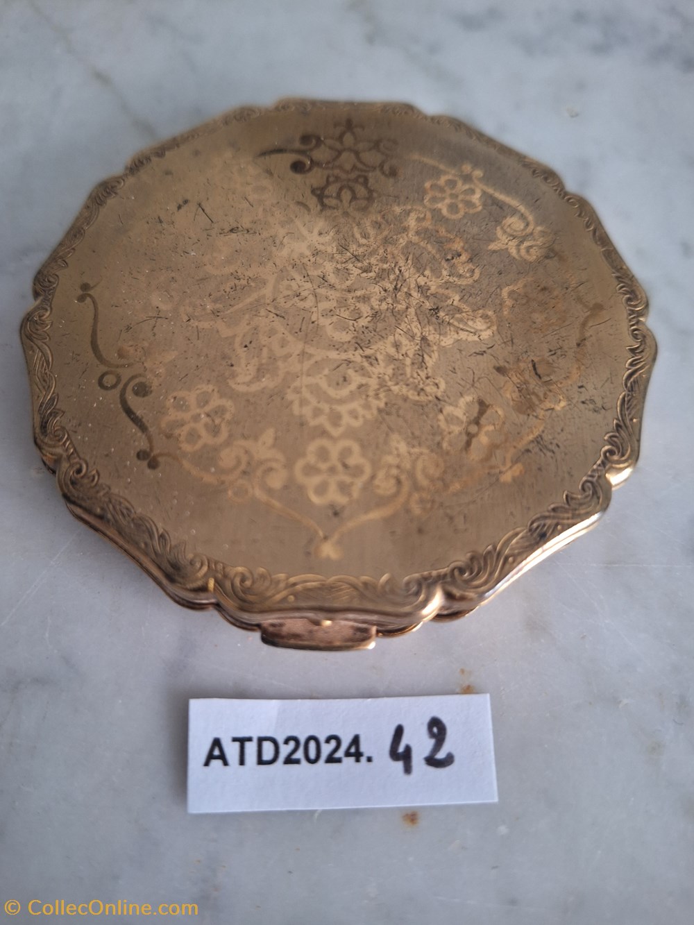 ATD2024.42 Poudrier doré à bord chantourné Stratton parfums beaute boites poudre atd2024 42 poudrier dore a bord chantourne stratton