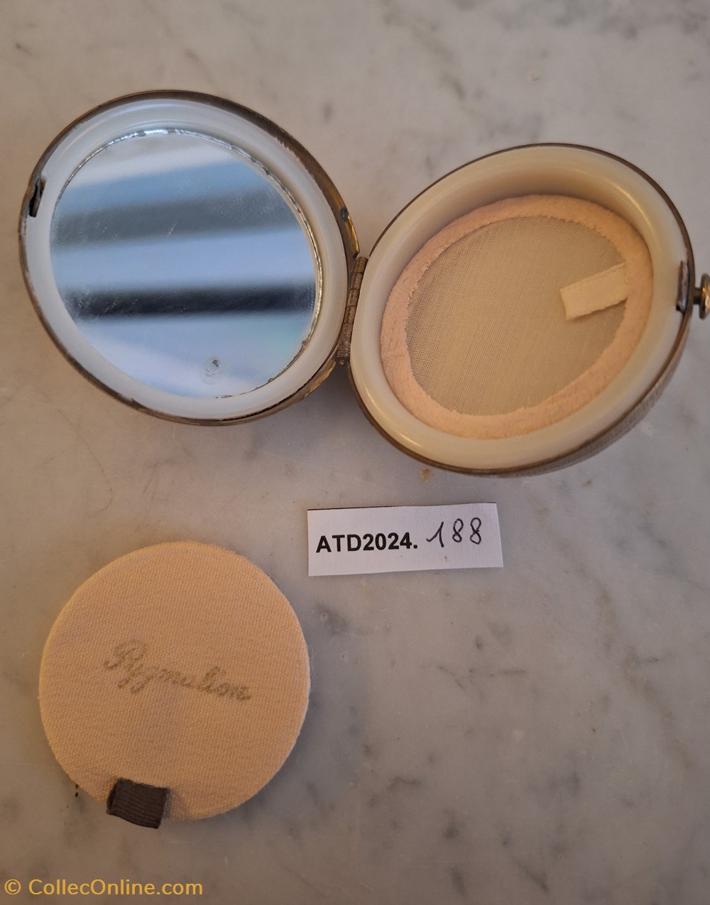 ATD2024.188 Poudrier Globe Pygmalion au décor de feuillages parfums beaute poudriers atd2024 188 poudrier globe pygmalion au decor de feuillages