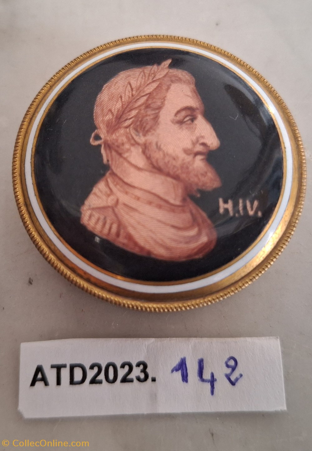 ATD2023.142 Petit poudrier rond émaillé au profil d’Henri IV parfums beaute poudriers atd2023 142 petit poudrier rond emaille au profil d henri iv