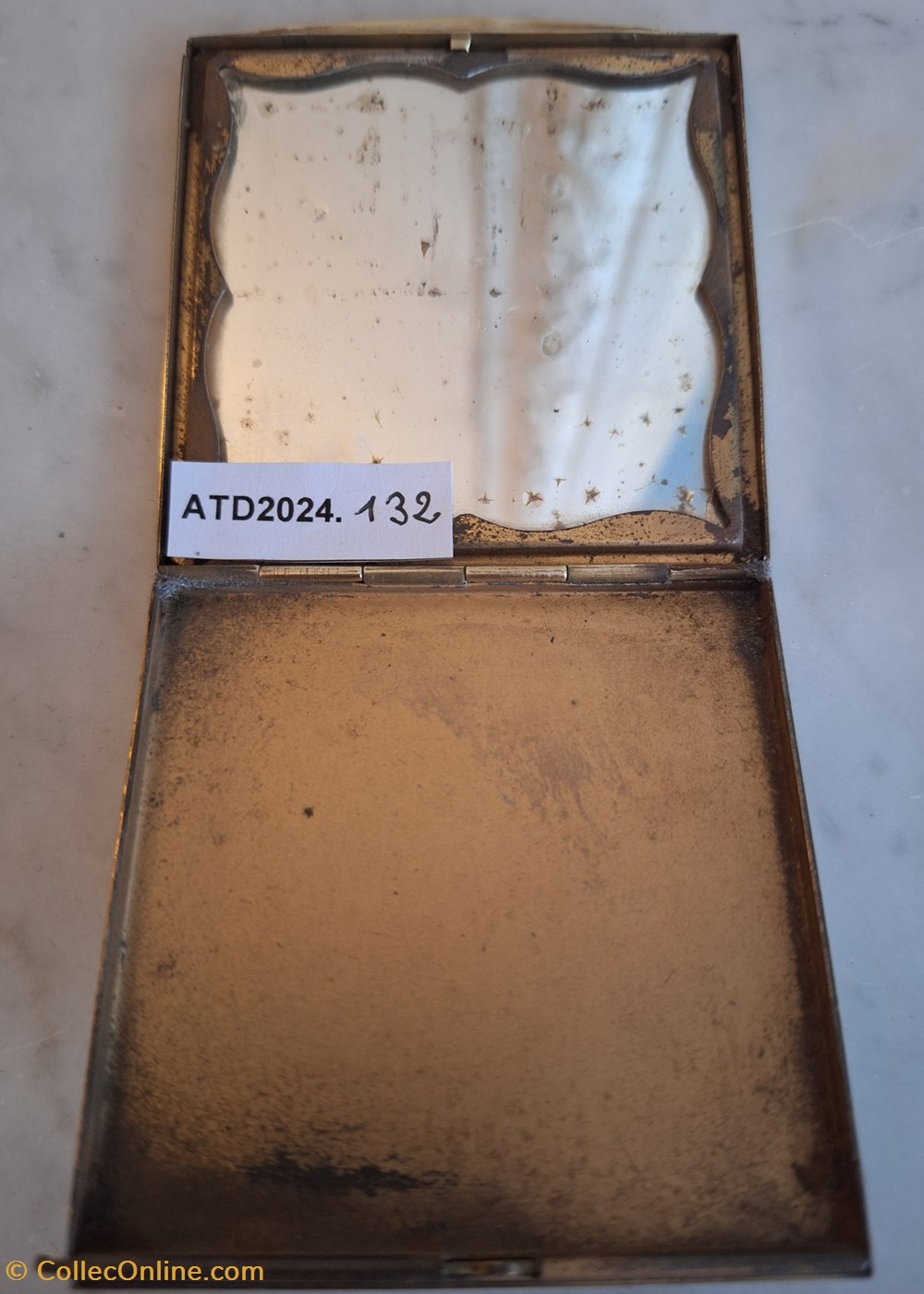 ATD2024.132 Poudrier carré doré décoré de godrons géométriques 2 parfums beaute poudriers atd2024 132 poudrier carre dore decore de godrons geometriques