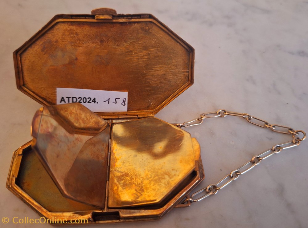 parfums beaute poudriers atd2024 158 chatelaine losange doree a motif geometrique
