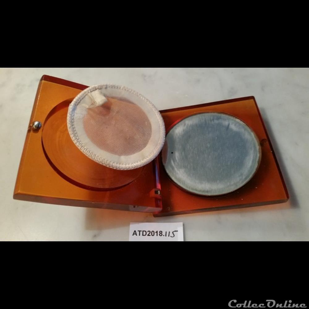 ATD2018.115 Poudrier carré en Plexiglas aux deux colombes 2 parfums beaute poudriers atd2018 115 poudrier carre en plexiglas aux deux colombes