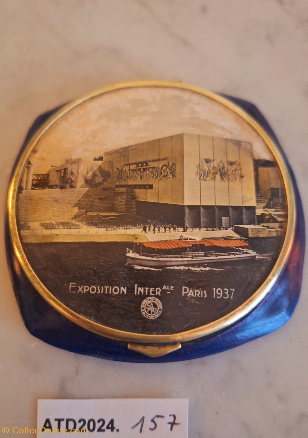 ATD2024.157 Poudrier-souvenir de l’exposition Internationale de Paris 1937, Pavillon du Canada parfums beaute poudriers atd2024 157 poudrier souvenir de l exposition internationale de paris 1937 pavillon du canada