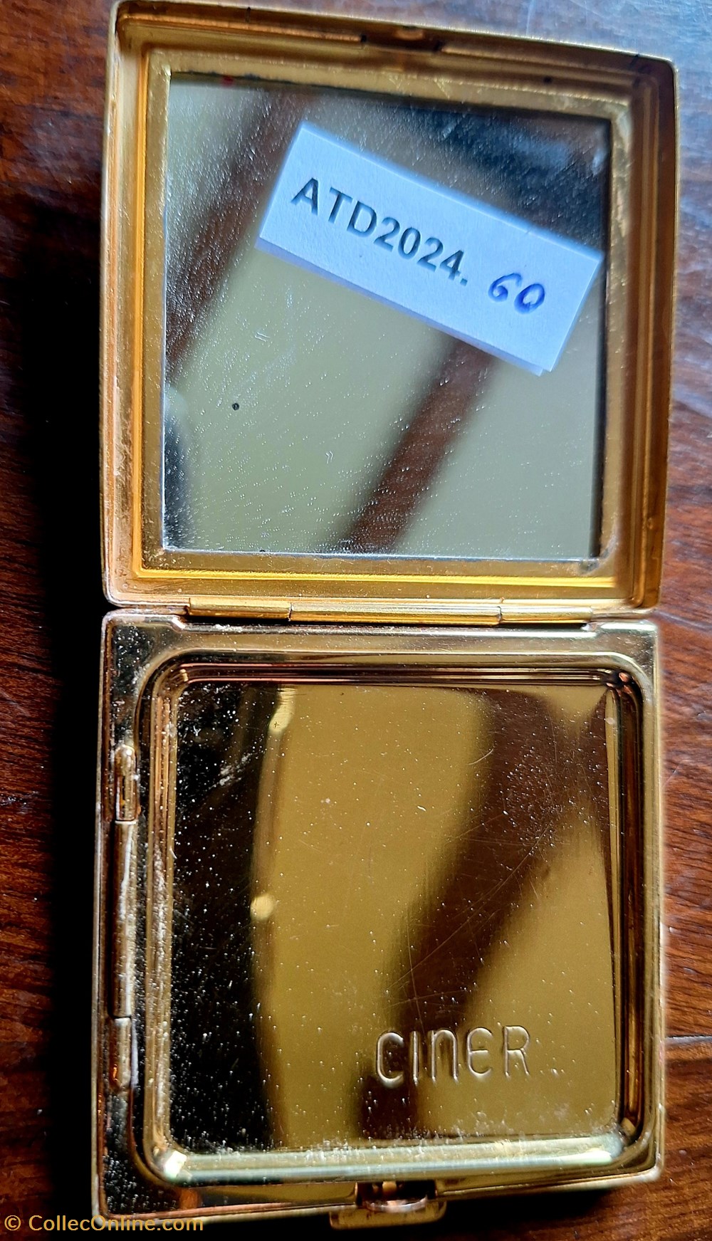 parfums beaute poudriers atd2024 60 poudrier carre ciner aux deux rosaces