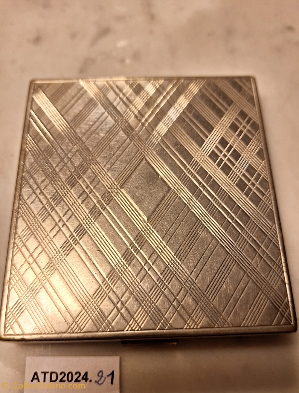 ATD2024.21 Poudrier rectangulaire en métal argent gravé d’obliques parfums beaute poudriers atd2024 21 poudrier rectangulaire en metal argent grave d obliques