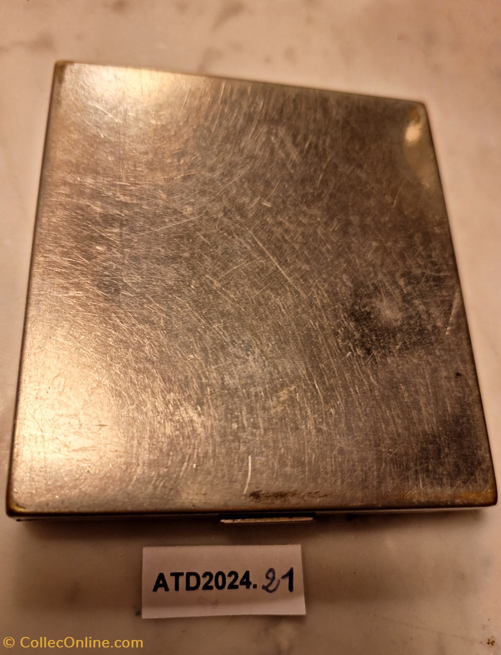 ATD2024.21 Poudrier rectangulaire en métal argent gravé d’obliques parfums beaute poudriers atd2024 21 poudrier rectangulaire en metal argent grave d obliques