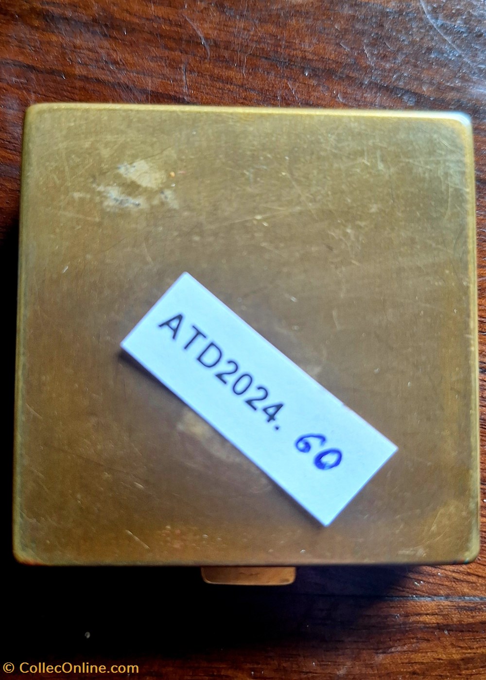 parfums beaute poudriers atd2024 60 poudrier carre ciner aux deux rosaces