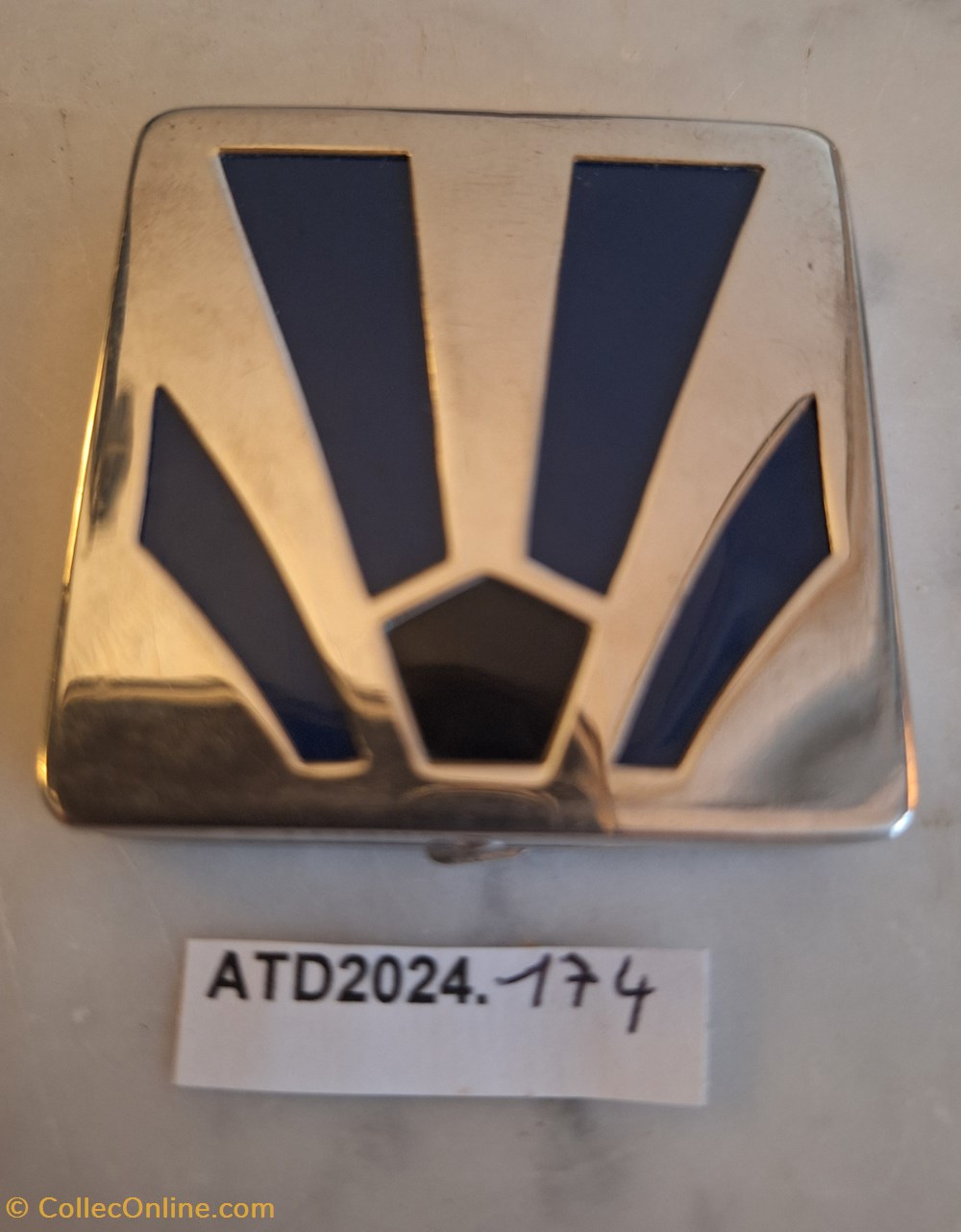 parfums beaute poudriers atd2024 174 poudrier carre art deco argent et bleu zenette collins