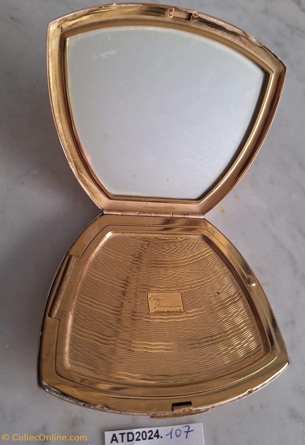ATD2024.107 Poudrier en « trapèze » arrondi et fleuri Elgin American 3 parfums beaute poudriers atd2024 107 poudrier en trapeze arrondi et fleuri elgin american