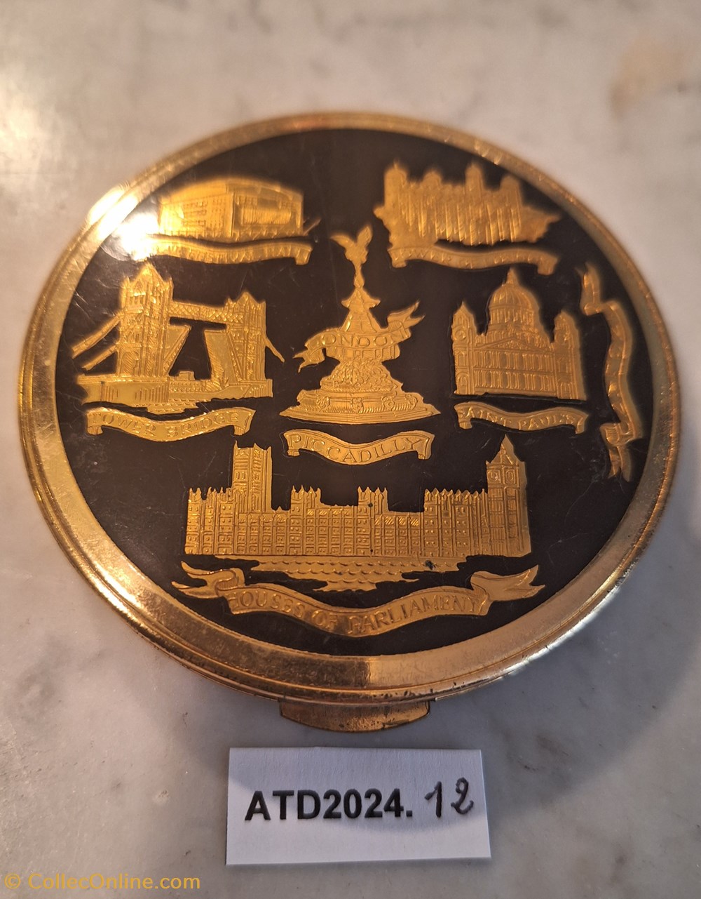 ATD2024.12 Poudrier-souvenir Kigu aux monuments de Londres parfums beaute poudriers atd2024 12 poudrier souvenir kigu aux monuments de londres
