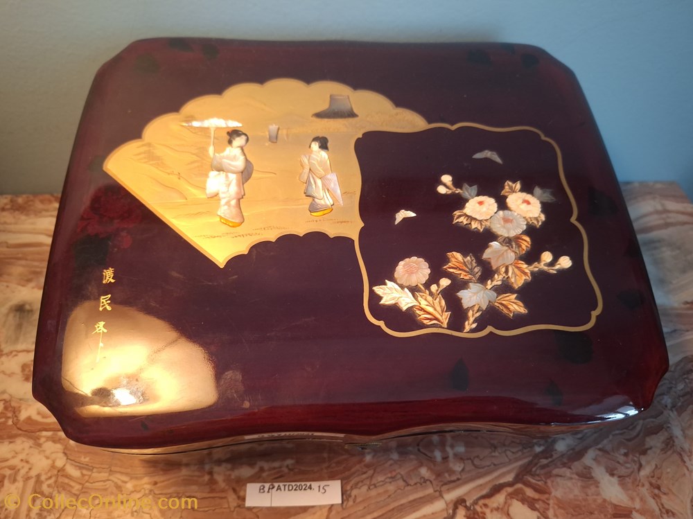 BPATD2024.15 Coffret de parfumerie laqué L.T. Piver aux deux japonaises à l’ombrelle parfums beaute boites poudre bpatd2024 15 coffret de parfumerie laque l t piver aux deux japonaises a l ombrelle
