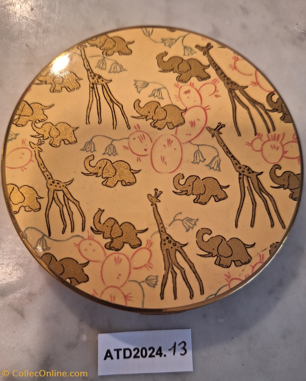 ATD2024.13 Poudrier Vogue Vanities aux éléphanteaux et girafes parfums beaute poudriers atd2024 13 poudrier vogue vanities aux elephanteaux et girafes