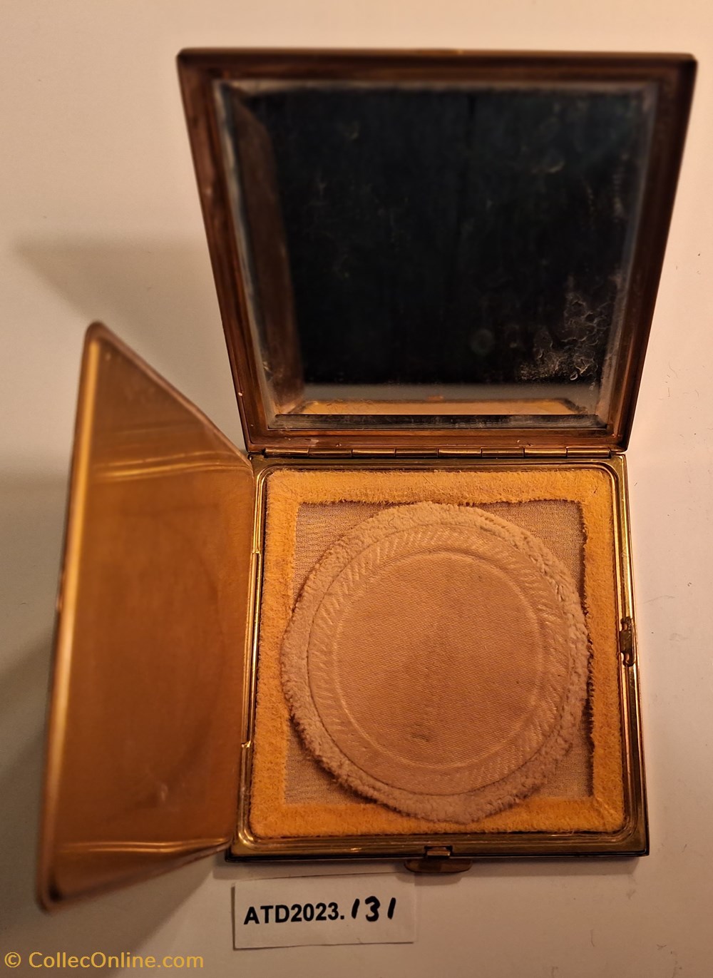 ATD2023.131 Poudrier carré doré parfums beaute poudriers atd2023 131 poudrier carre dore