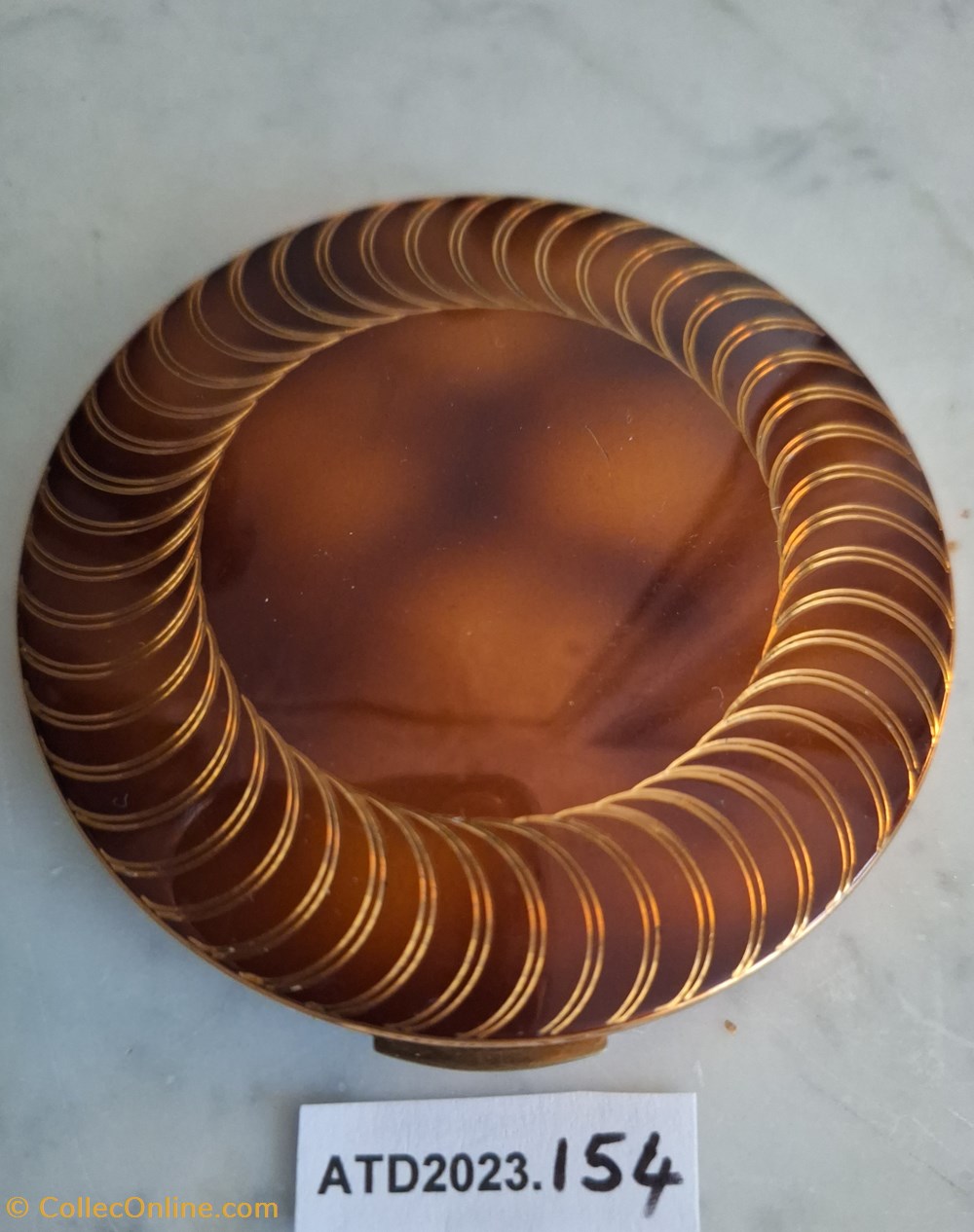 ATD2023.154 Poudrier rond façon écaille de tortue cerclé d’une résille dorée parfums beaute poudriers atd2023 154 poudrier rond facon ecaille de tortue cercle d une resille doree