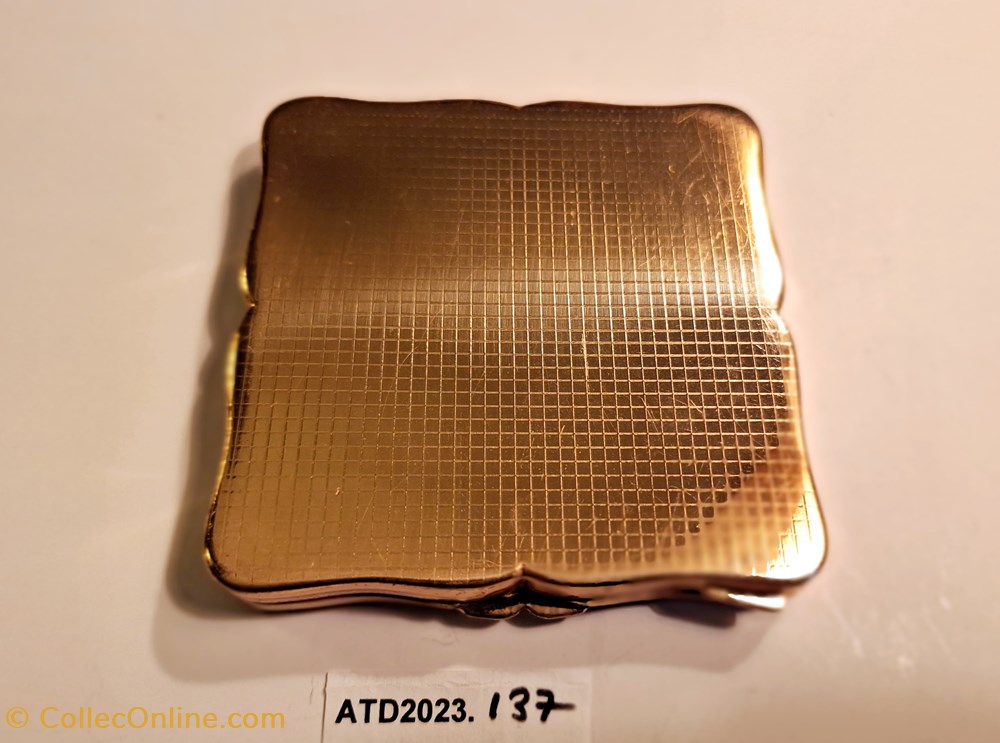 ATD2023.137 Poudrier chantourné doré parfums beaute boites poudre atd2023 137 poudrier chantourne dore
