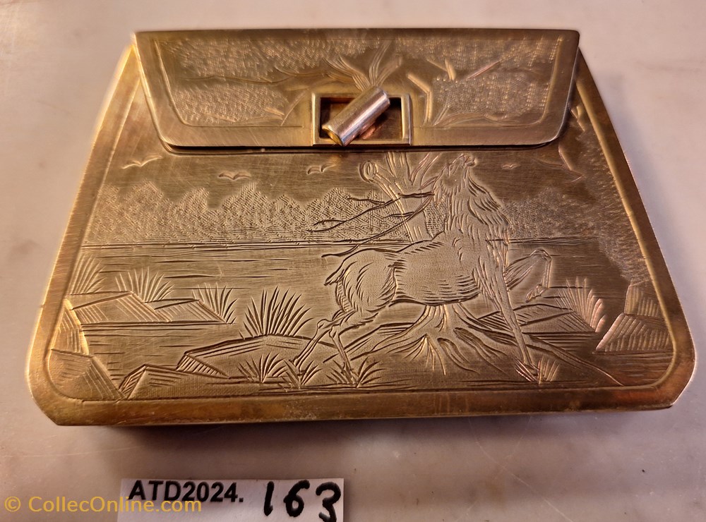 parfums beaute poudriers atd2024 163 poudrier au cerf bramant en forme de pochette