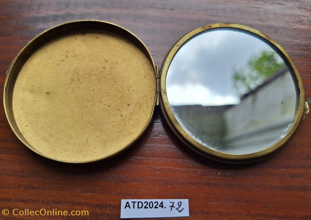 parfums beaute poudriers atd2024 72 poudrier rond bleu et noir aux deux cervides