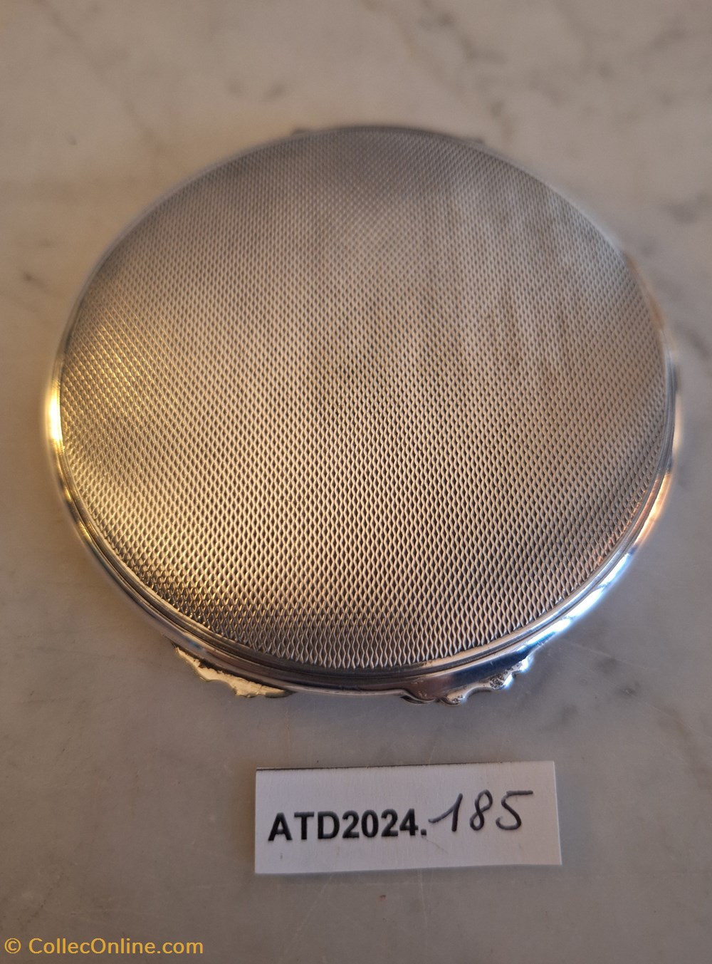 ATD2024.185 Poudrier rond argenté motif Gratte-ciel J. Gloster 3 parfums beaute poudriers atd2024 185 poudrier rond argente motif gratte ciel j gloster