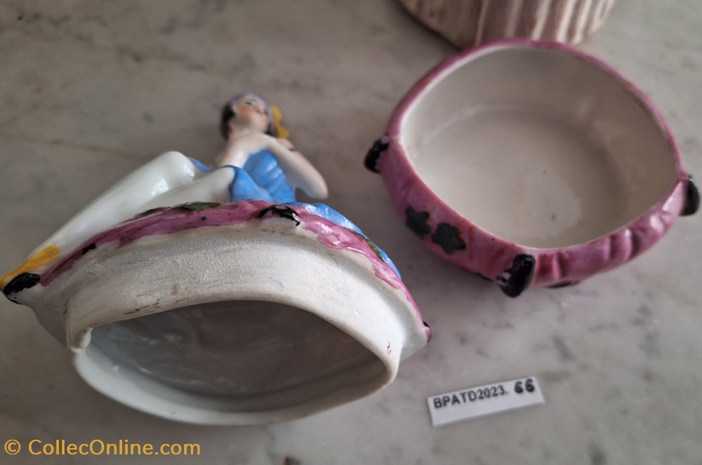 BPATD2023.66 Boite à poudre porcelaine à la jeune fille en bleu sur un pouf rose parfums beaute boites bpatd2023 66 boite a poudre porcelaine a la jeune fille en bleu sur un pouf rose
