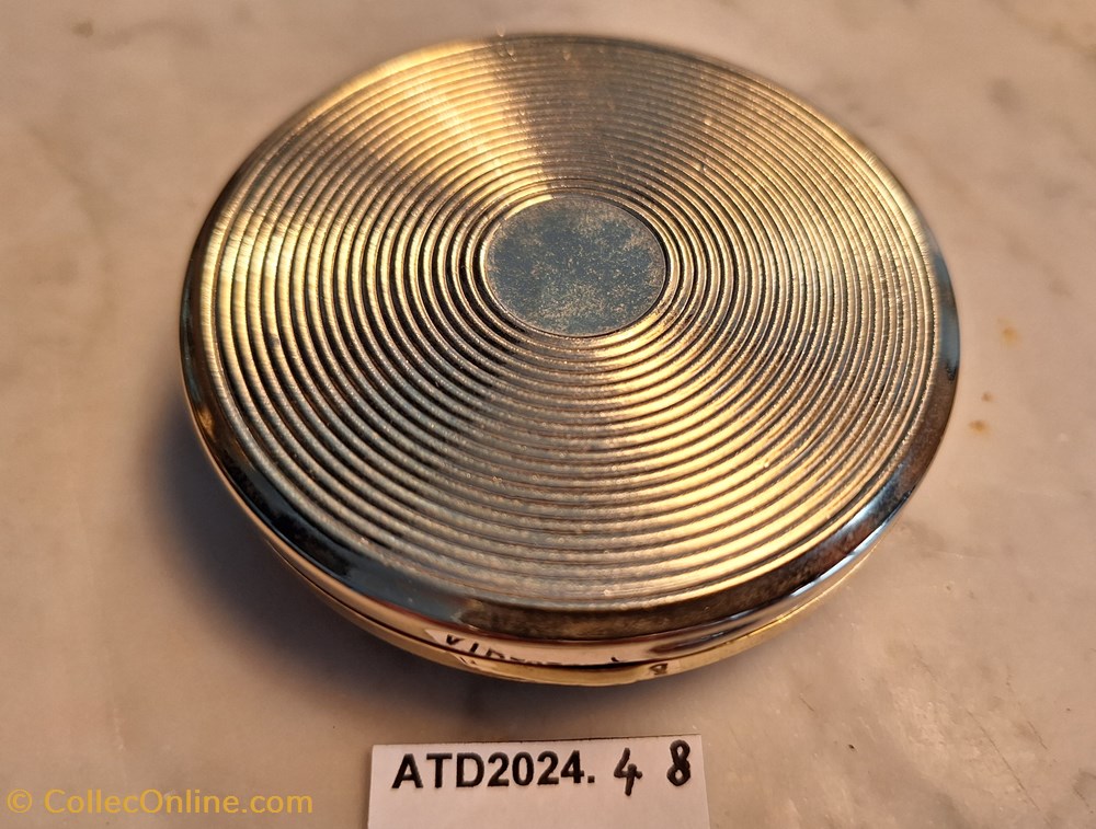 ATD2024.48 Poudrier rond doré aux oeillets peints parfums beaute poudriers atd2024 48 poudrier rond dore aux oeillets peints