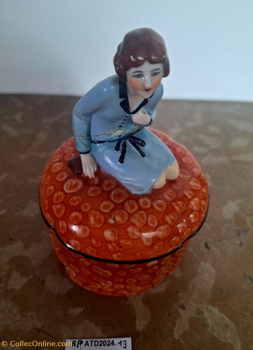parfums beaute boites bpatd2024 13 boite a poudre en porcelaine a la jeune fille en robe bleue