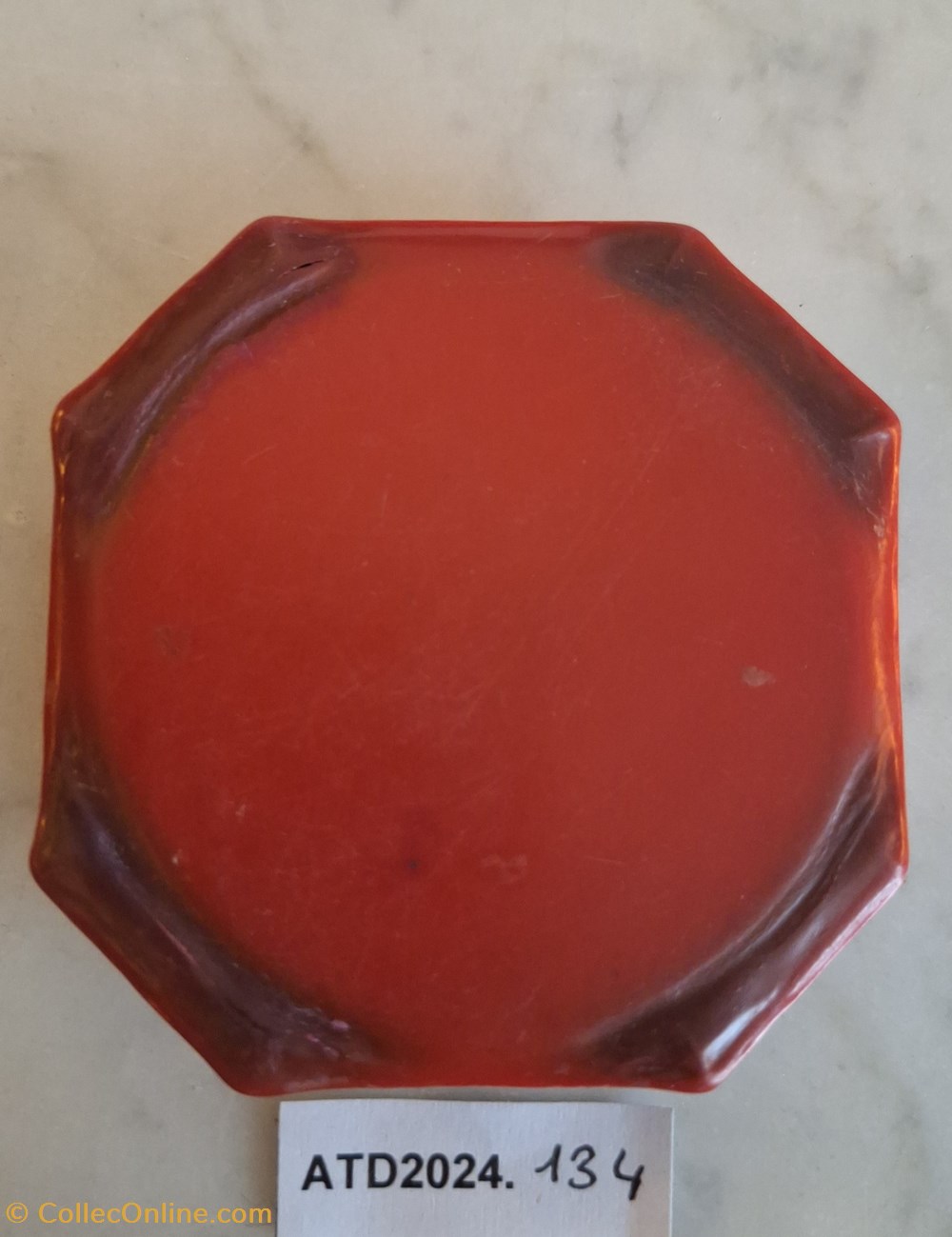 ATD2024.134 Poudrier rouge et doré à décor géométrique 3 parfums beaute poudriers atd2024 134 poudrier rouge et dore a decor geometrique
