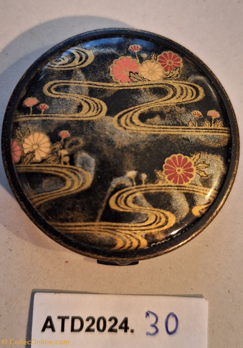 ATD2024.30 Poudrier rond japonisant laqué noir Coty parfums beaute poudriers atd2024 30 poudrier rond japonisant laque noir coty