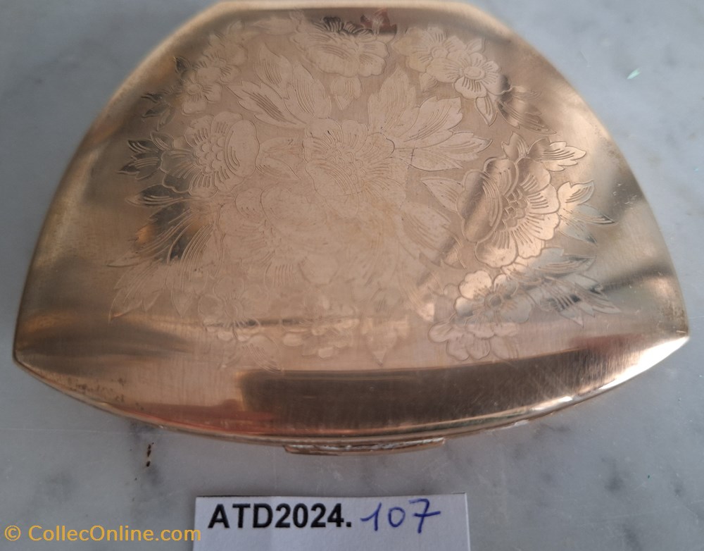 ATD2024.107 Poudrier en « trapèze » arrondi et fleuri Elgin American parfums beaute poudriers atd2024 107 poudrier en trapeze arrondi et fleuri elgin american