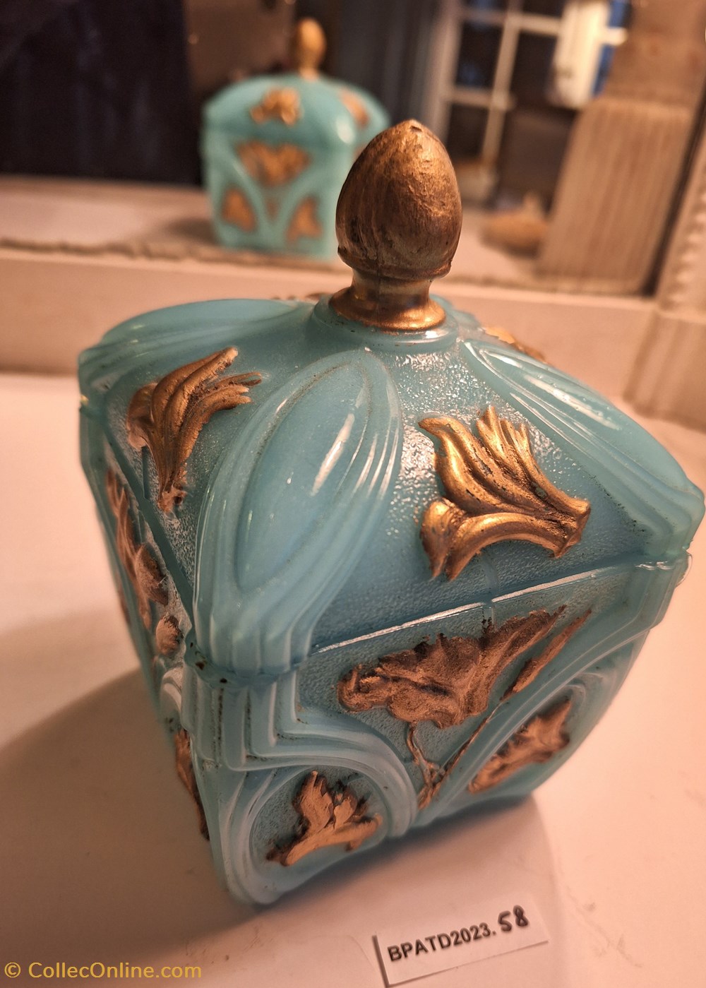BPATD2023.58 Boite à poudre en opaline de Vallerysthal bleue et dorée parfums beaute boites bpatd2023 58 boite a poudre en opaline de vallerysthal bleue et doree
