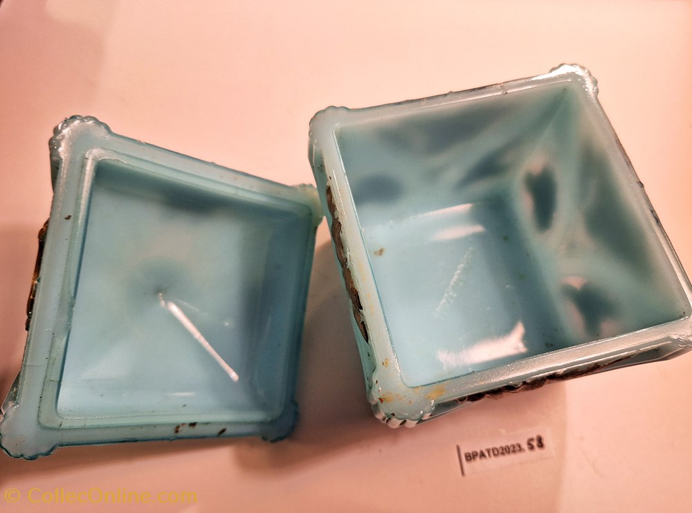 BPATD2023.58 Boite à poudre en opaline de Vallerysthal bleue et dorée parfums beaute boites bpatd2023 58 boite a poudre en opaline de vallerysthal bleue et doree