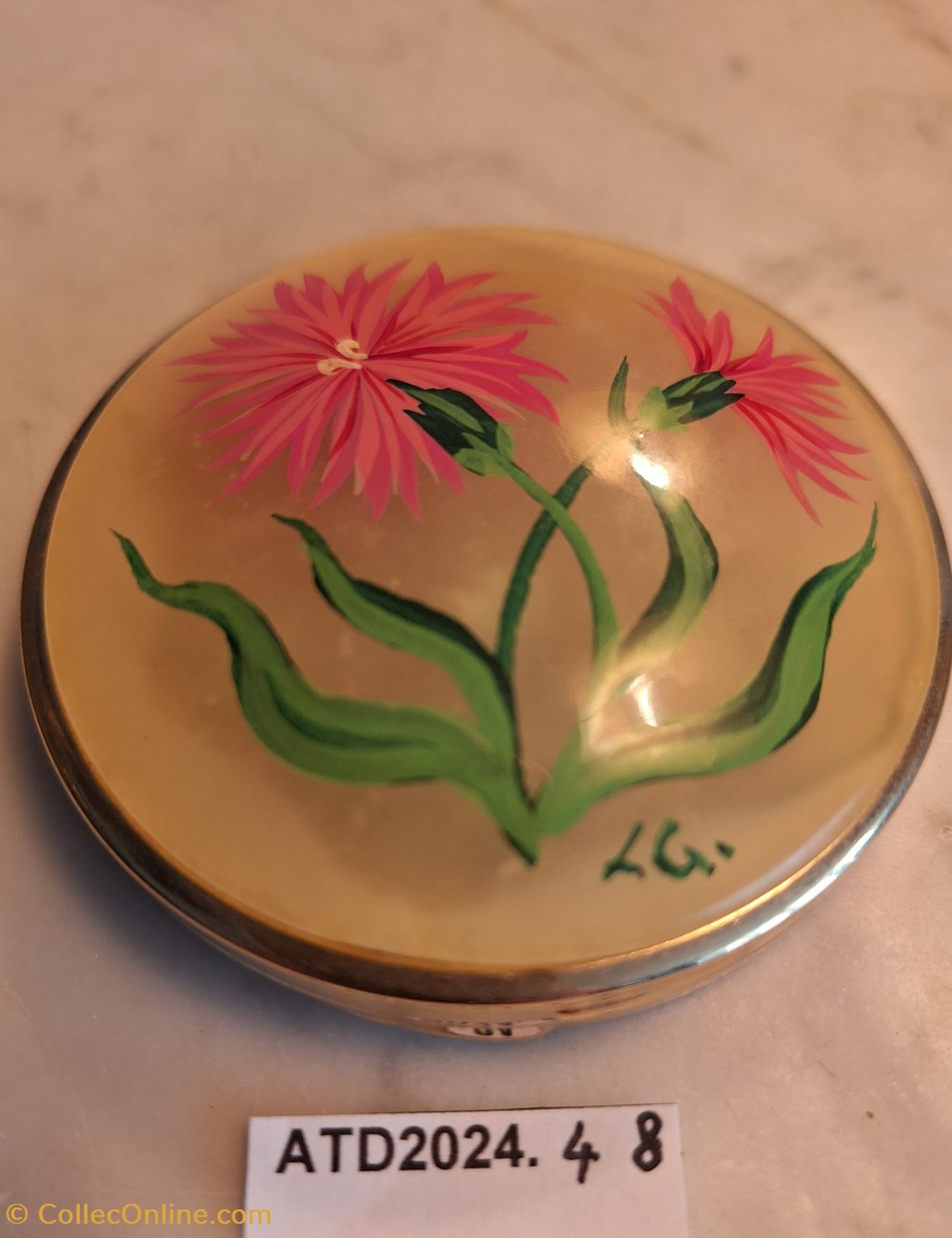 ATD2024.48 Poudrier rond doré aux oeillets peints parfums beaute poudriers atd2024 48 poudrier rond dore aux oeillets peints
