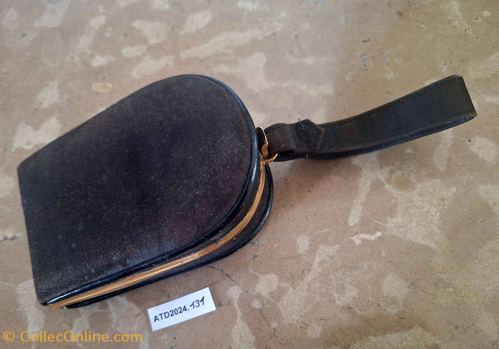 ATD2024.131 Minaudière en suédine noire et laiton Jeanne Bernard 2 parfums beaute poudriers atd2024 131 minaudiere en suedine noire et laiton jeanne bernard