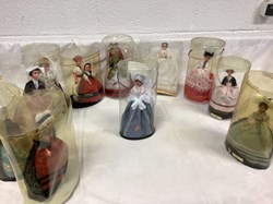 Lot de poupées avec costumes régionaux sous emballages, hauteur, environ 28 cm