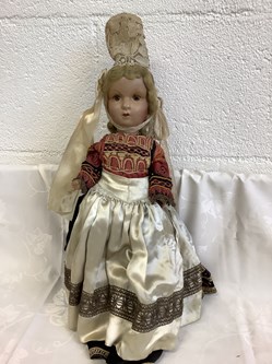 Poupée ancienne avec coiffe régionale H 50 cms
