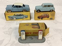 2 voitures 4l et SIMCA Versailles et une station service dinky toys dans leurs boîtes d origine