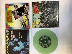 8 vinyles 45 T Johnny Hallyday, dont édition japonaise et À tout casser, disque de couleur verte.