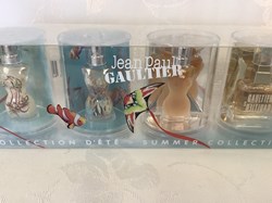 Coffret de parfums Jean Paul Gaultier collection d’été 2005 . Deux flacons « eau d’été parfumée sans alcool classique » 3,5 ml, flacon eau de toilette 3,5mL et eau de parfum 3ml. Coffret ouvert, flacons à l’état neuf, miniatures sous emballage fermé.