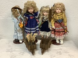 Lot de 4 poupées et accessoires sur Lin