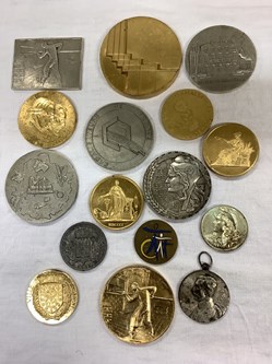 Lot de 16 médailles diverses, en l’état