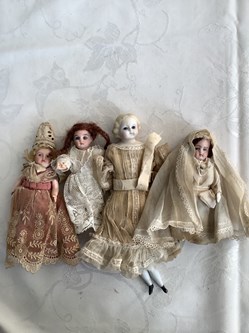 4 poupées miniatures anciennes en porcelaine