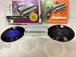 Stylophone dans sa boîte, fonctionnel et le livre d’accompagnement avec ses disques 45T