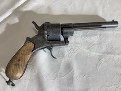 Réplique de revolver, bois et métal, mécanisme fonctionnel, en l’état.