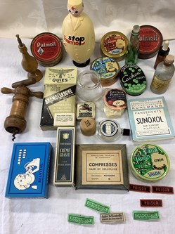 Lot de boîtes, flacons et divers de pharmacie