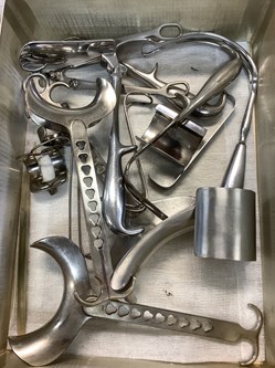 Lot de matériel médical ancien dans une grande boîte en inox 40x30 cm, hauteur 10 cm.