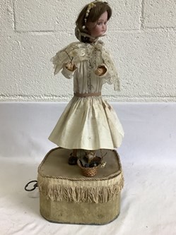 POUPEE AUTOMATE "LA MARCHANDE DE FLEURS" HAUTEUR 50 CM (SOCLE COMPRIS)